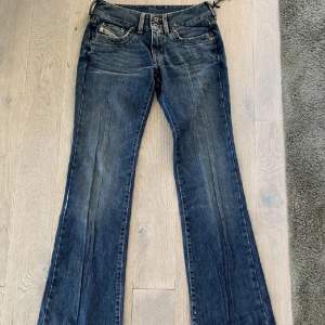 Super low diesel jeans med bootcut, tillräckligt långa på mig som är 173 cm💕helt oanvända vintage, köpta med lapparna på.