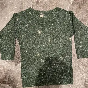 Sååå fin grön glittrig och paljettrig tröja. Rekommenderar!! Säljer pga stor garderobrensning. Kika gärna på mina andra annonser, säljer mycket. Samfraktar gärna:) 