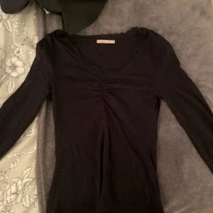 Anna field långärmad  - En långärmad tröja från Anna field med spets detaljer runt urringningen. Har bara använts en gång då jag inte riktigt gillade V ringningen på mig. Inga defekter och är i storlek S. 