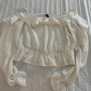 Blus  - Säljer min vita blus med volanger 