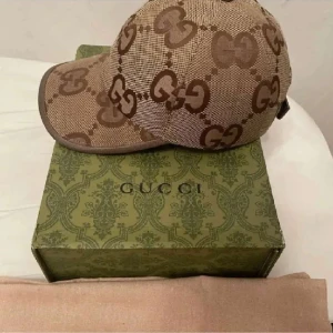 Gucci gg jumbo keps  - Helt ny äkta gucci keps med tags och allt, tyvärr inget kvitto eftersom jag fick den i present.  Skriv till mig om frågor kring kepsen