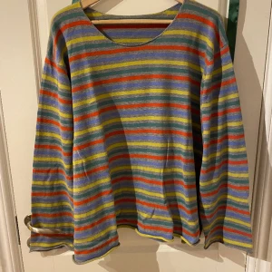 Randig tröja - Bred modell, luftig o skön. Köpt sekond hand o hittar ingen storlek men skulle säga att den e storlek M/L