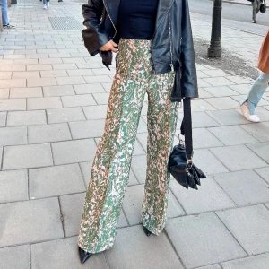 SÅ SNYGGA byxor från H&M exklusive  - Otroliga byxor från H&M exklusive i grövre tyg med mönster. Använda endast 1 gång pga för stora. 