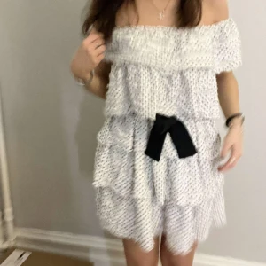 Klänning från zara - Prickig klänning ifrån Zara🌟🌟 knappt använd!! Storlek L men uppskattas som S/M