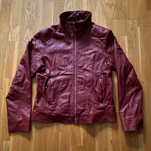 Läder jacka - Röd läder jacka utan tags.
