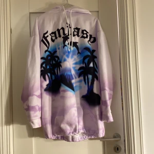 Oversized hoodie från Jaded London - Overaized hoodie med tryck där fram. Justerbar längst ner. Mycket fint skick och knappt använd. Använd gärna köp nu om du inte har några frågor!