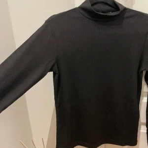 Svart, halvpolotröja  - Svart, halvpolotröja i ribbat material, har inte använts mer en en gång och därför säljer den. 🫶🏻