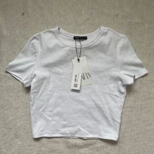 Vit T-shirt - Helt ny vit t-shirt från Zara☁️Frakt tillkommer📦