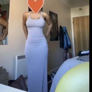 Kläning  - Lång grå fin klänning som har tyvär inte kommit till en använding alls 