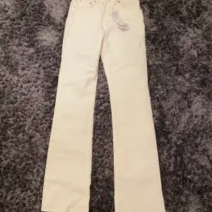 Vita full lengtj flare jeans med medelhög midja. Aldrig använd med lappen kvar!