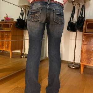 Fina lågmidjade utsvängda jeans i nyskick💓storlek 28, hon på bilden har storlek s/36 i jeans☺️skriv gärna ang midjemått osv