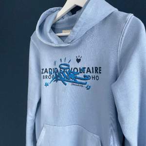 Säljer denna Zadig hoodie eftersom den inte kommer till användning, köpt på Nordiska Kompaniet förra våren. Är i barnstorlek, skriv om ni har frågor 💕 köpt för ungerfär 1000