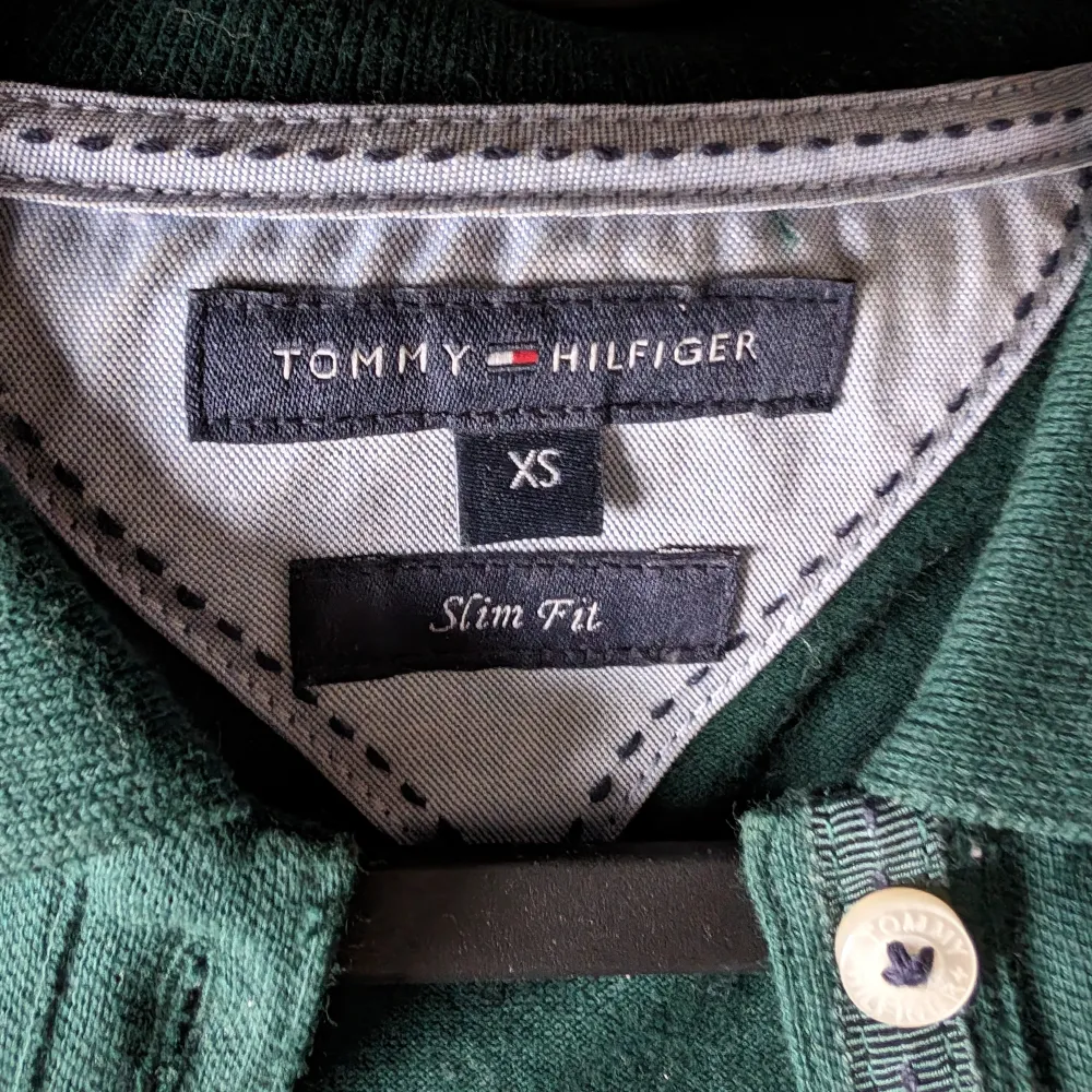 Tommy Hilfiger pike i blå och grön färg Reedgreen pike röd  50kr styck . T-shirts.