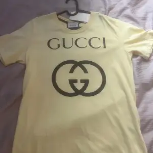 Säljer min oanvända Gucci T-shirt i storlek XL, köpt för 180€ och skicket är 10/10