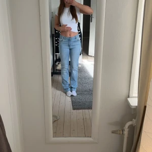 Midel waist jeans - Säljer min väns midel waist jeans som är väldigt fina, väl använda dock inga skador🩷även stretchiga i materialet