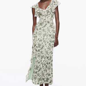 Säljer denna fina klänningen ifrån zara. Aldrig använd med prislappen kvar! Helt slutsåld på zara. Perfekt inför sommaren. 💗🥰