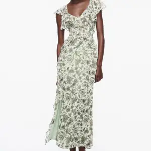 Säljer denna fina klänningen ifrån zara. Använd ett fåtal gånger men i perfekt skick! Helt slutsåld på zara. Perfekt inför sommaren. 💗🥰