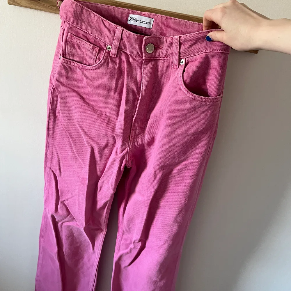 Rosa jeans från zara. Knappt använda. Hög midja och full längd. Färgen syns bäst på bild två pga dåligt ljus. . Jeans & Byxor.