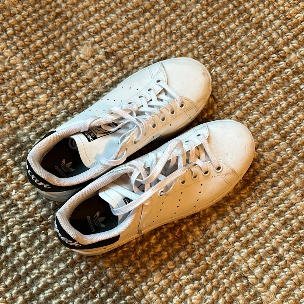 Säljer mina vita stan smith skor! Storlek 38!. Skor.