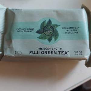 En tvål från body shop med doften fuji green tea. Säljer då jag har alldeles för många! Helt oöppnad.