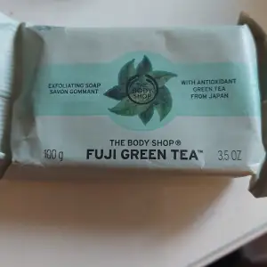 En tvål från body shop med doften fuji green tea. Säljer då jag har alldeles för många! Helt oöppnad.