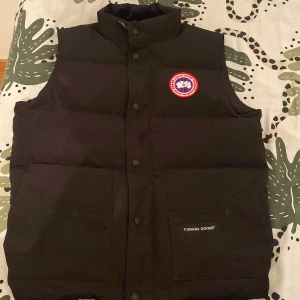 Canada goose väst - Den är på jätte bra skick o i storlek S/M Några frågor det är bara o skriva dm.