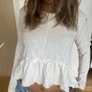 Somrig topp - Säljer denna jätte snygga somriga topp från Bondelid som är halvtransparent. Köptes här på plick men är helt oanvänd av mig.