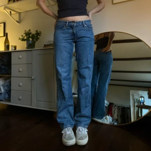 Arrow low - Riktigt snygga Arrow low jeans från Weekday! 💙🩵💙