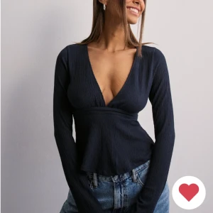 Söt topp - Topp från Nelly storlek xs. 179kr som ny!