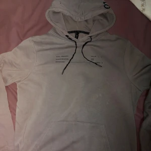 Tränings hoodie - Hoodien är i väldigt bra skicka och är använd knappt 4 gånger. Säljer den eftersom den inte längre passar mig. Den är i storlek XS men tycker att det passar även storlek S. Den sitter väldigt bra och har inga skador