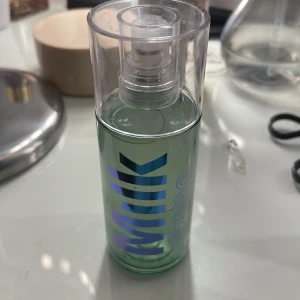 Milk makeup primer - Säljer min milk primer pga att jag inte vet hur jag ska använda den och då gör den inte så mycket för mitt sminks hållbarhet❤️ ca 4/5 kvar av den. Skriv till mig privat om du är intresserad! Inköpspris var 549 kr! (Pris kanske kan diskuteras)