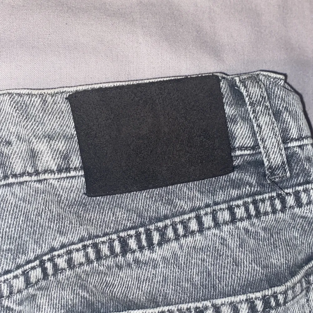 Hej! Jag säljer mina gråa grunt jeans de är i storleken 24w 25L. Skulle nog säga att de passar folk från 148-154. De är i ny skick då de blivit använda få gånger ny pris 799 mitt pris 150. Hör av er vid minsta lilla fundering . Jeans & Byxor.