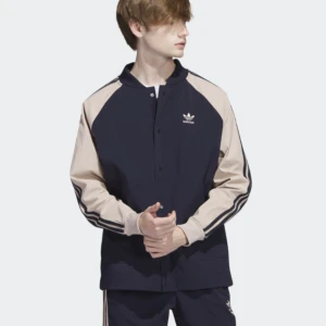 Adidas superstar jacket - oanvänd - Oanvänd adidas jacka, jättefin kvalite. Armarna är beige och framsidan är mörkblå. Ny pris: 599kr säljer för 150kr. Den är unisex! Storleken är XS men som ni ser i bilden är den oversize model.
