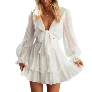 Studentklänning  - Säljer denna vita studentklänningen från dressy då den inte satt så bra på mig. Den är i storlek S och jag säljer den för 300 kr💕