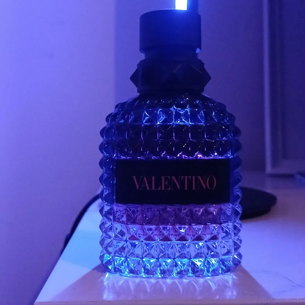 Valentino coral fantasy. Det är lite mindre än 50 ml kvar i flaskan. Inte öppen för byten. Accessoarer.