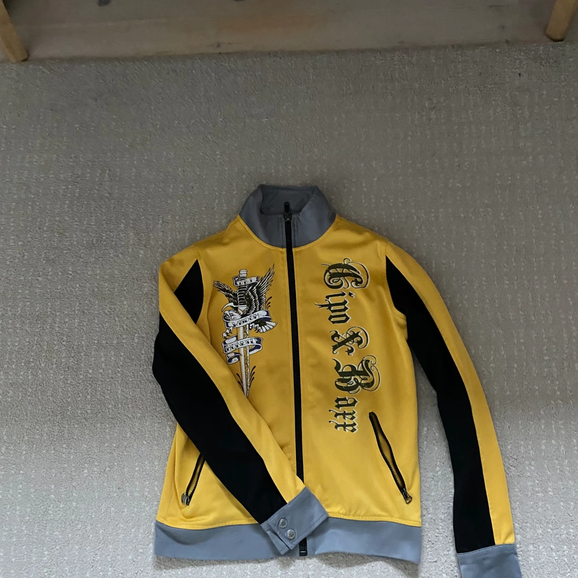 Snygg fullzip med unikt tryck - 90