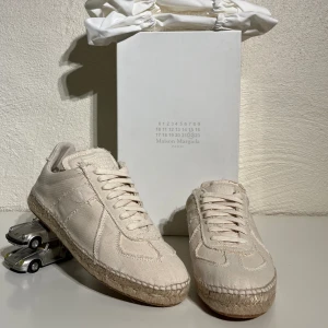 Maison Margiela espadrilles - Säljer ett par helt nya Maison Margiela espadrilles i storlek 41. Aldrig använda. Super fräscha till sommaren med en skjorta. Box och allt original finns, och kvitto . Äkta såklart. Tvivla inte på att skicka ett meddelande vid frågor