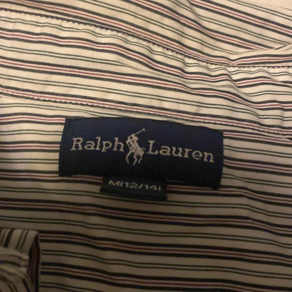 Säljer min Ralph lauren skjorta då den är för liten. Säljer billigt så skicka vid intresse.. Skjortor.