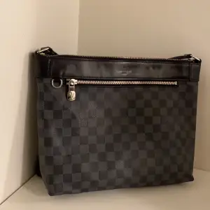 Louis vuitton Mick pm leader weekend bag date Code  SP1188 strap 95-150cm. Väldigt fint sick, pris kan diskuteras vid snabb affär