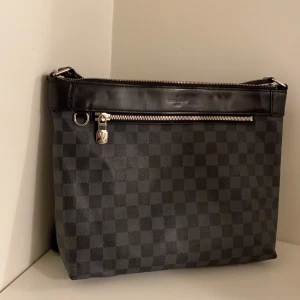 Louis Vuitton  - Louis vuitton Mick pm leader weekend bag date Code  SP1188 strap 95-150cm. Väldigt fint sick, pris kan diskuteras vid snabb affär