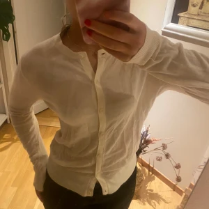 Kofta i merinoull - Bra skick! Passar en strl S. Lite genomskinlig. 100% merinoull. Krämvit