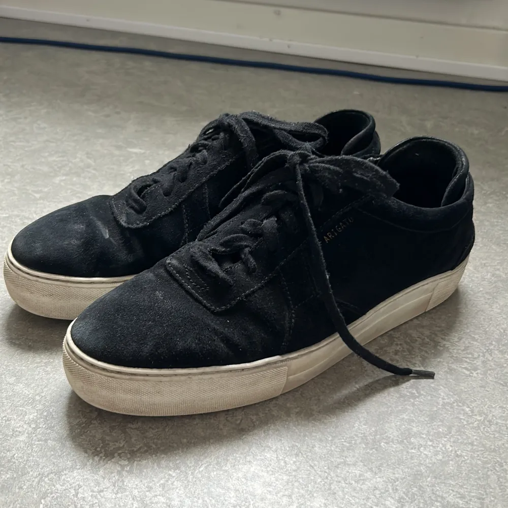 Säljer mina Axel Arigatos Platform Sneakers i storlek 45. Köpta i butik för 2450kr, mitt pris 600kr. Skorna är i bra skick, men har en liten slitning på sidan. Hör av er vid fler frågor!. Skor.