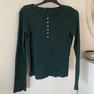 Grön tröja från Zara med knappar där fram. bra skick, använd ett fåtal gånger. Storleken är S men skulle säga att den sitter mer som XS❣️