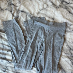 Utsvängda byxor från Lager - Ljusgråa utsvängda byxor från Lager157, myckey bra skick behöver bara strykas!