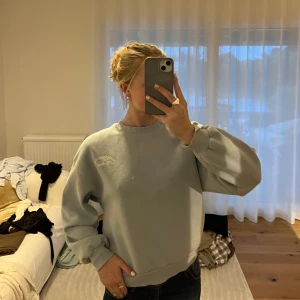 Ljusblå tröja  - Ljusblå collage tröja från Gina-Tricot i storlek S. Har ett litet svart märke på baksidan av ena armen men är annars i nyskick.