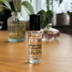 &otherstories Miami Muse parfymolja - Ca 80% kvar av roll-on parfymolja från Other stories doft ”Miami muse” ✨ Nypris 150. Slutsåld i butik. 