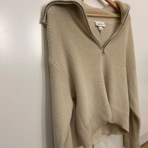 Monki krämvit stickad tröja - Köpt via H&M butiken, använd cirka 2 gånger. 