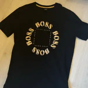 T-shirt från Boss Bra skick på tryck och material.  Storlek S Pris 275 + frakt