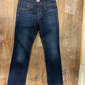 Jack & Jones jeans 32/32 - Jack & Jones jeans stl 32/32, regular fit. Fint skick. Inga hål eller fläckar. 🌸 Vi tvättar parfymfritt, röker INTE men katt finns i hemmet sedan några veckor tillbaka.