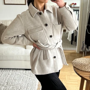 Jacka - Jacka av märket dobber, köpt på MQ. Superfint skick då den inte kommit till användning 🤍